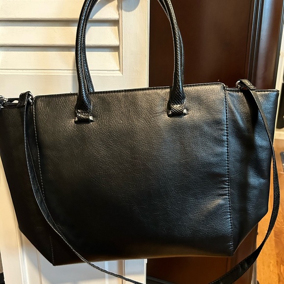 H&M pleather commuter bag. Fits laptop, wallet, phone, keys, small book. - Picture 5 of 5